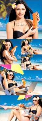 Красивая девушка отдыхает на пляже - Stock photo